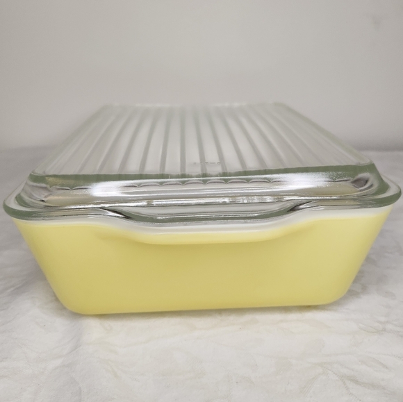 Vintage Pyrex Fridge Dish with Lid - Picture 2 of 12